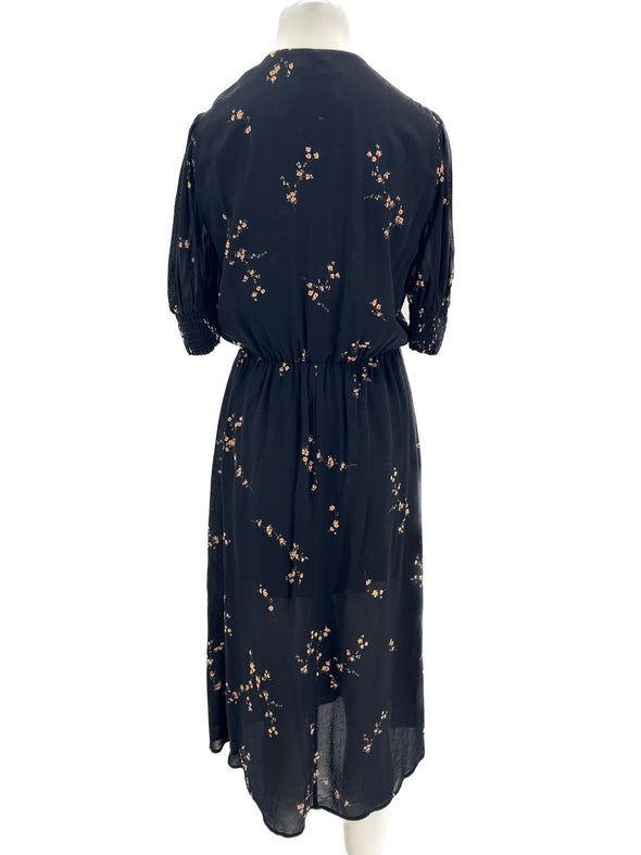 Robe noire à fleurs