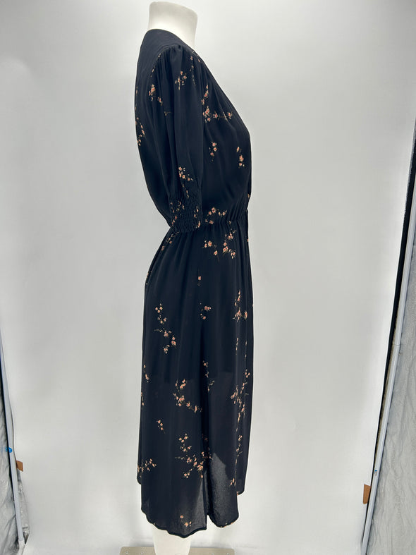 Robe noire à fleurs