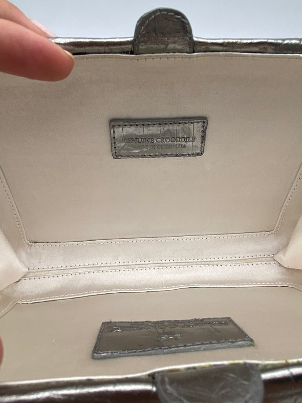 Pochette en croco et à fleurs dorés