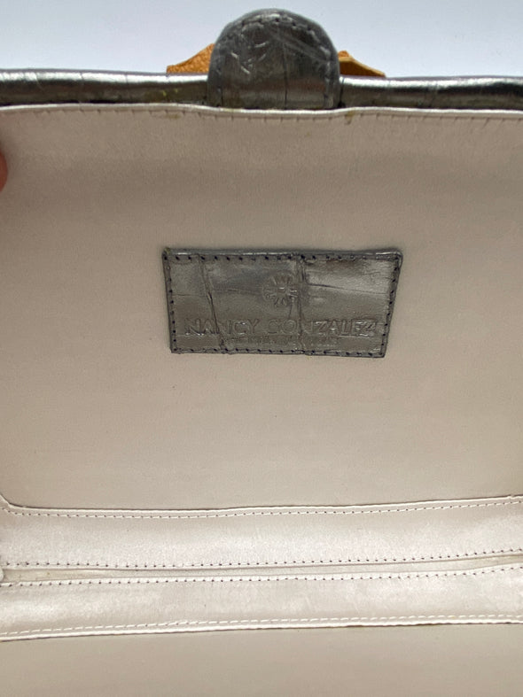 Pochette en croco et à fleurs dorés