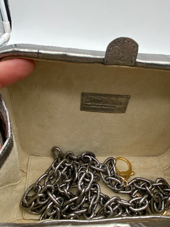 Pochette en croco et à fleurs dorés
