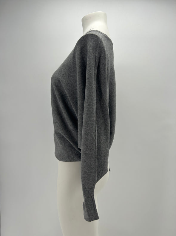 Pull gris à col droit