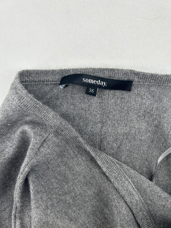 Pull gris à col droit