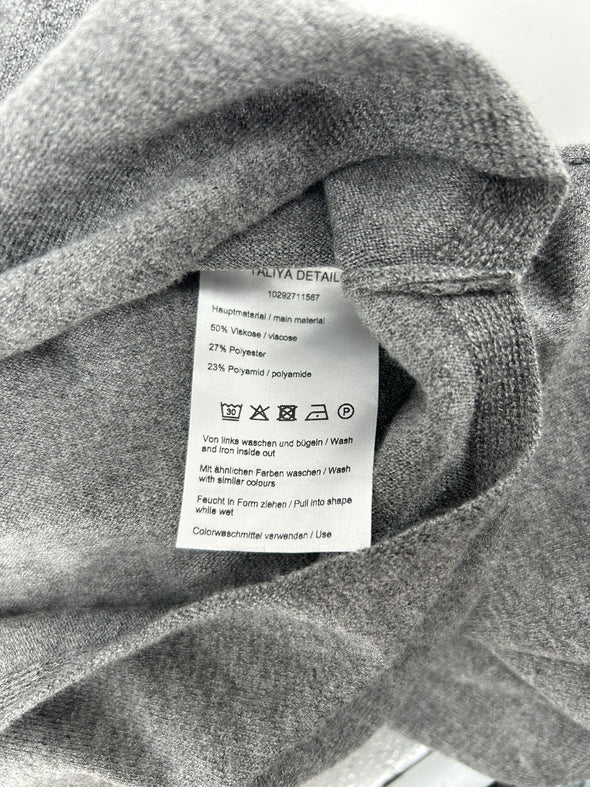 Pull gris à col droit
