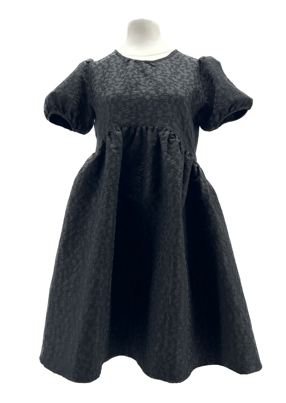 Robe noire bouffante à motifs