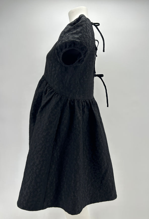 Robe noire bouffante à motifs