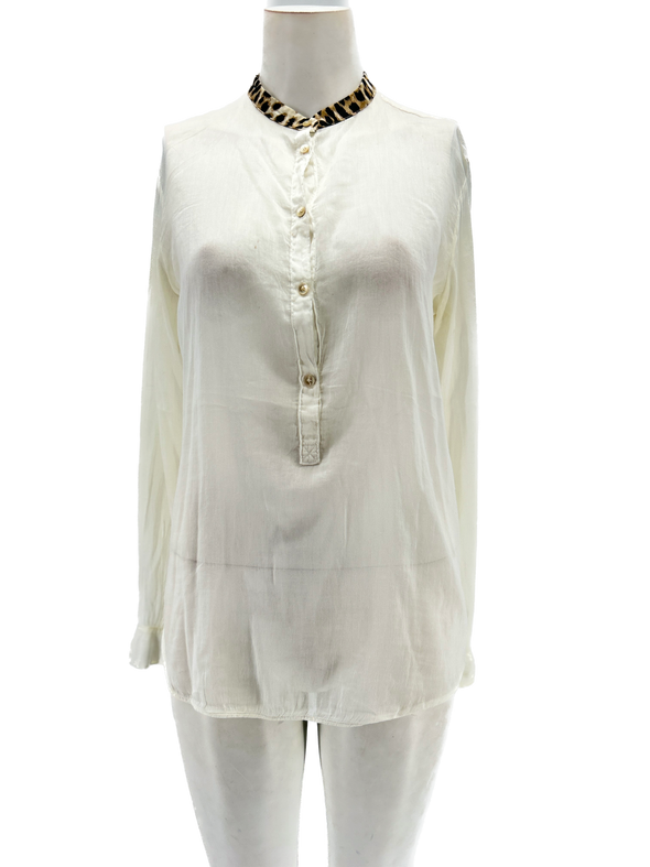 Blouse blanche col léopard