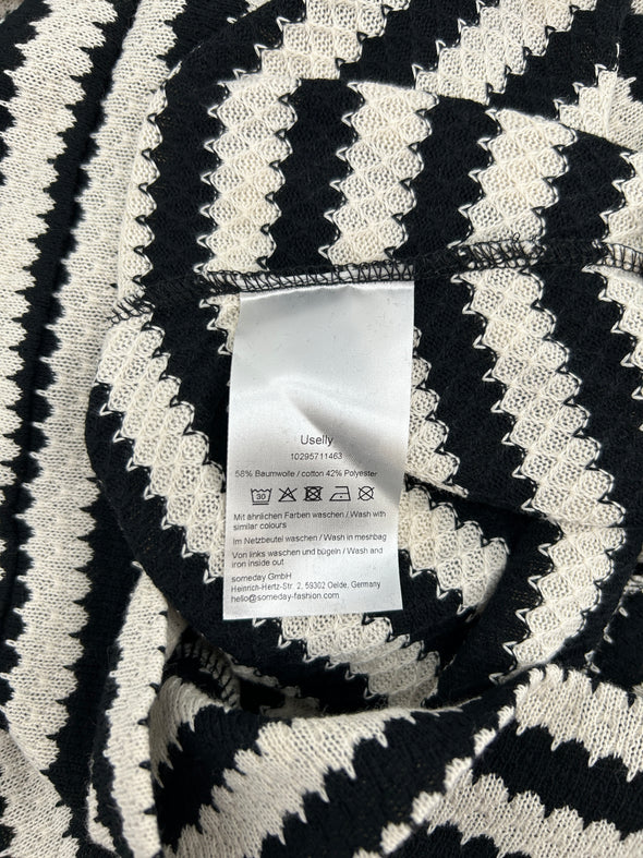 T-shirt rayé noir et blanc en maille
