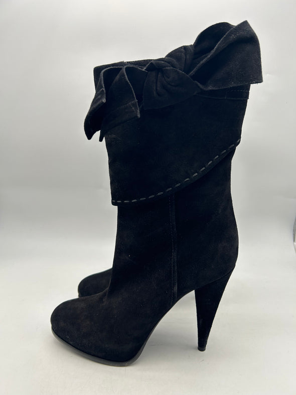 Bottines à talons noires en daim avec un noeud