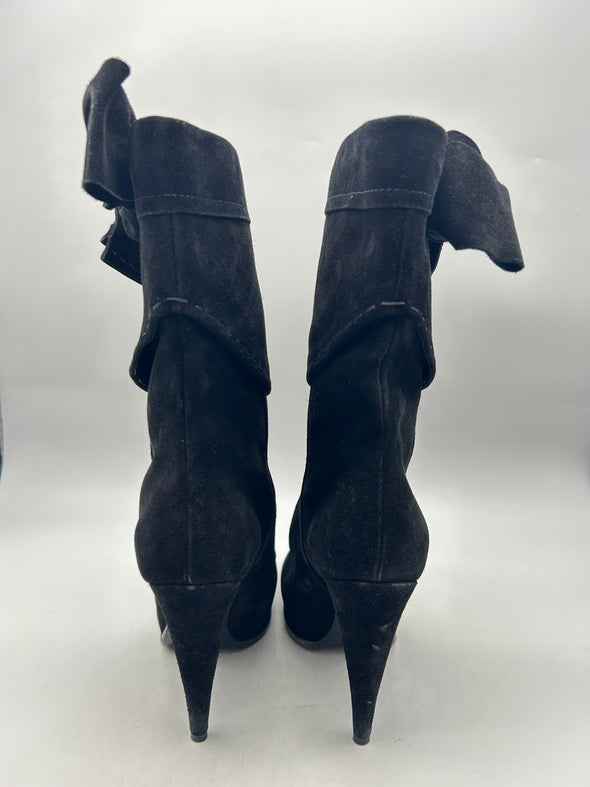 Bottines à talons noires en daim avec un noeud