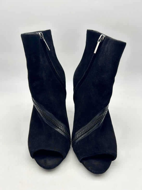 Bottines à talons noires avec un zip