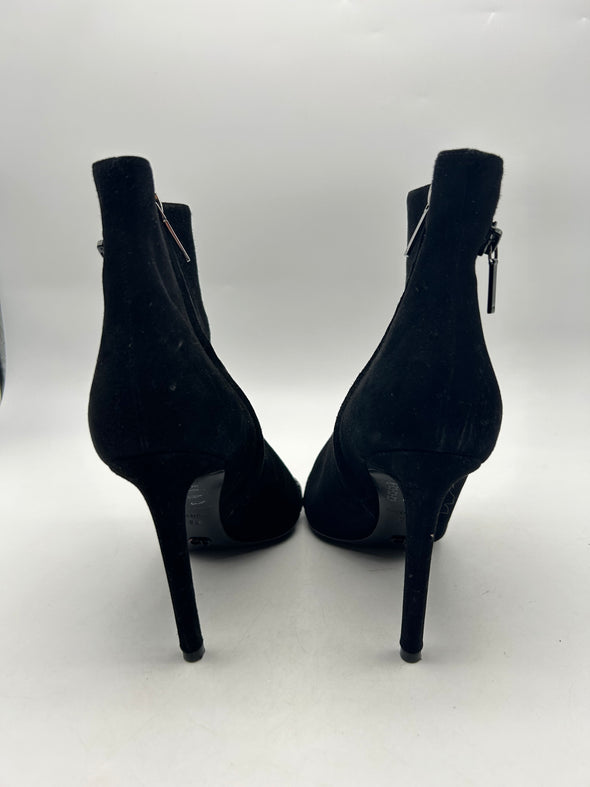 Bottines à talons noires avec un zip