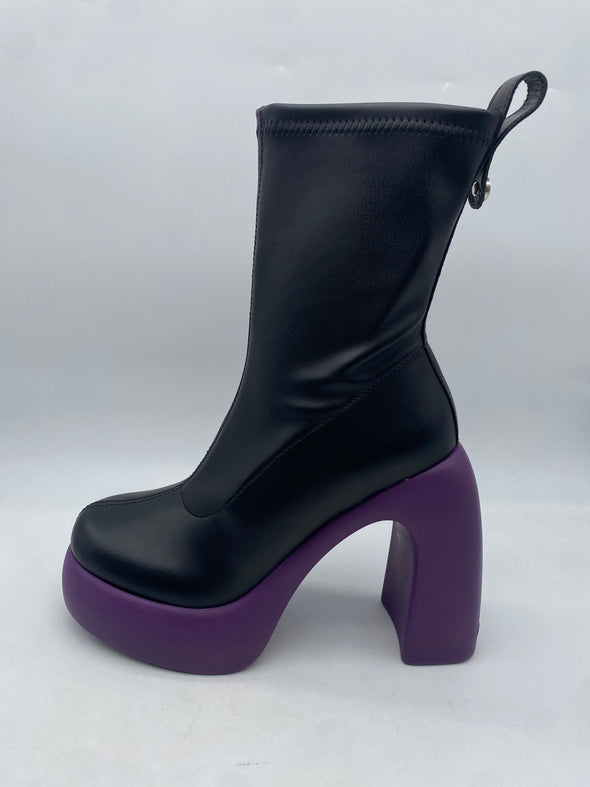 Boots noires et violettes