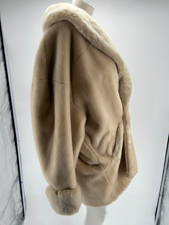 Manteau en fausse fourrure beige