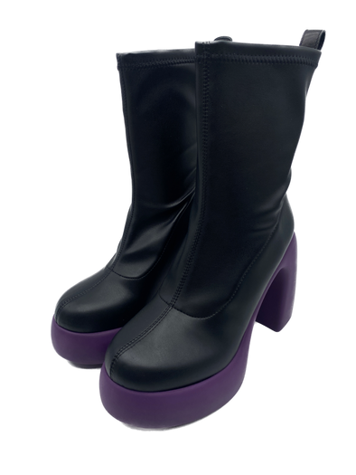 Boots noires et violettes