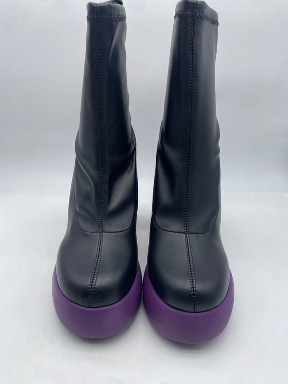 Boots noires et violettes