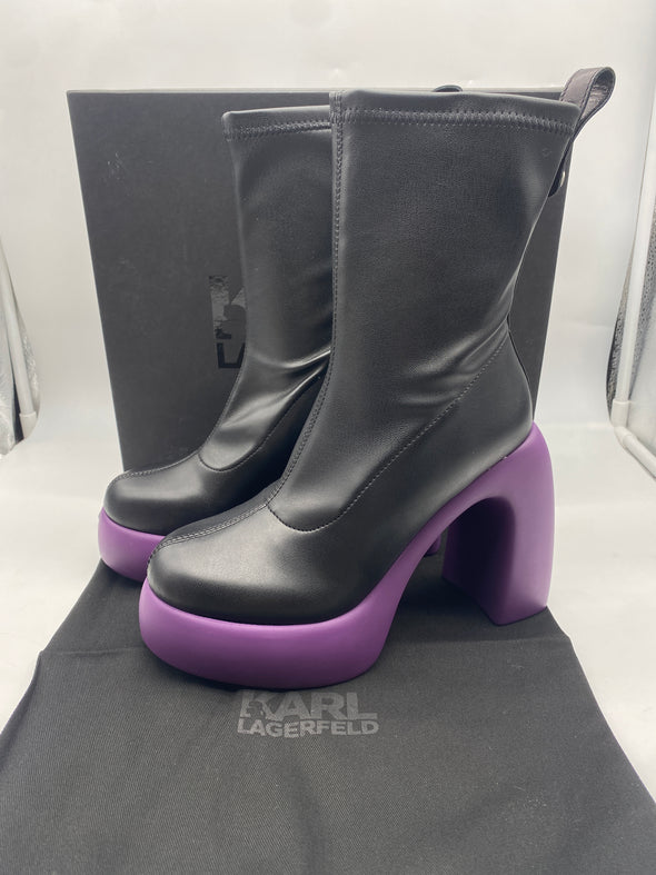 Boots noires et violettes