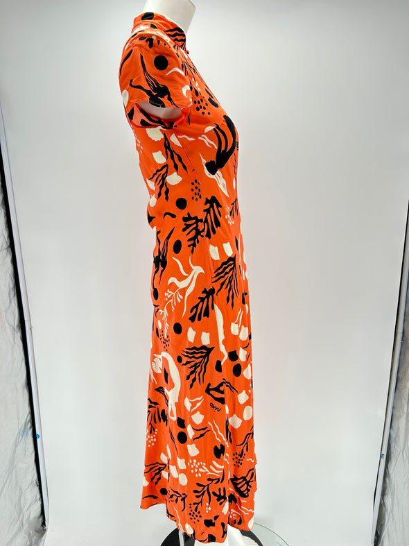 Robe longue orange avec imprimés blancs et noirs