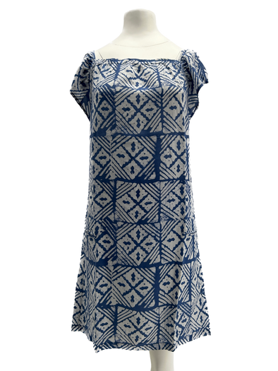 Robe bleue à motifs