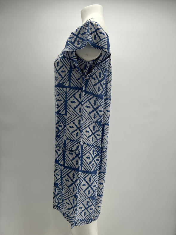 Robe bleue à motifs