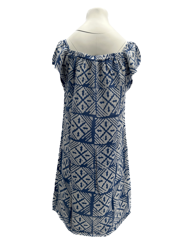 Robe bleue à motifs