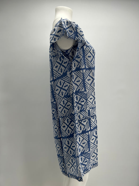 Robe bleue à motifs