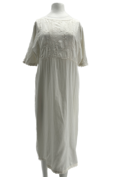 Robe blanche à broderies