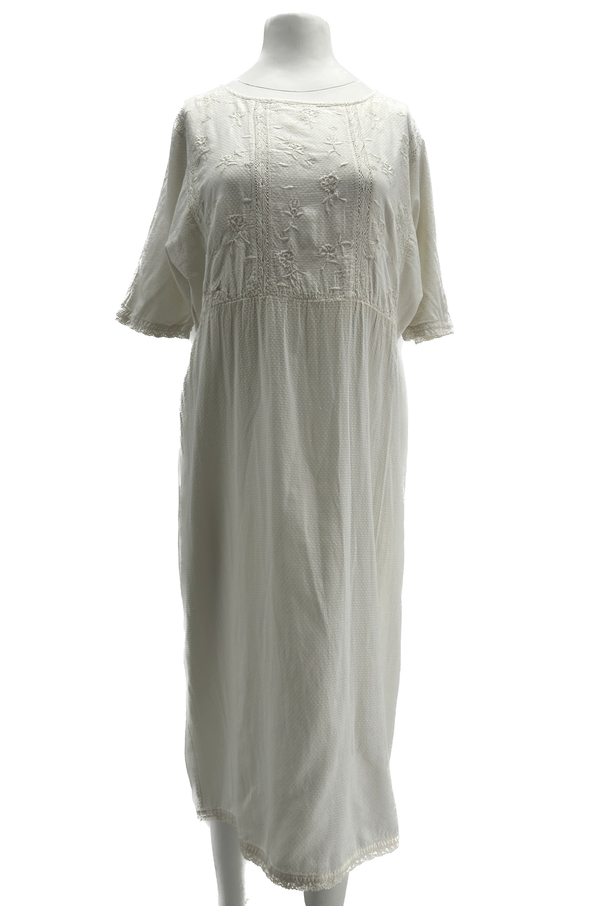 Robe blanche à broderies