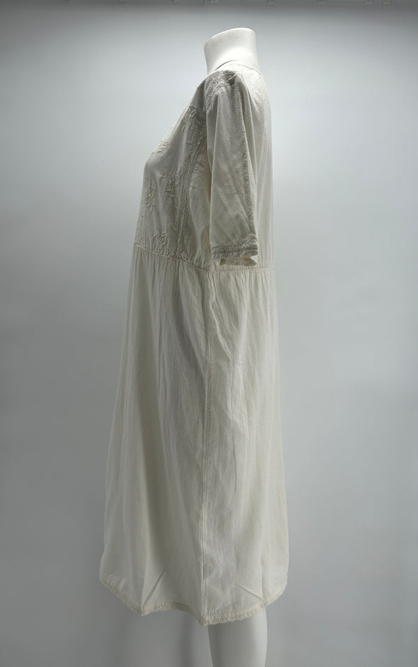 Robe blanche à broderies