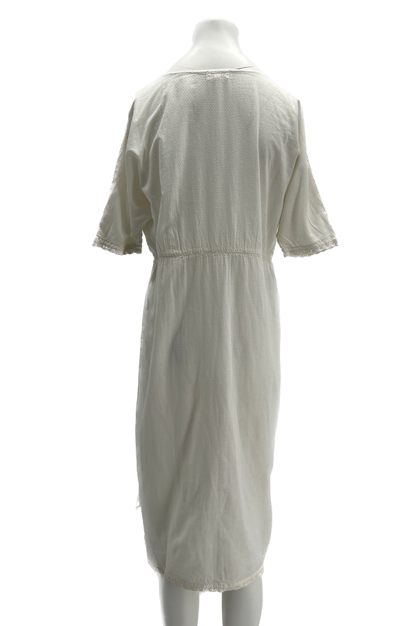 Robe blanche à broderies