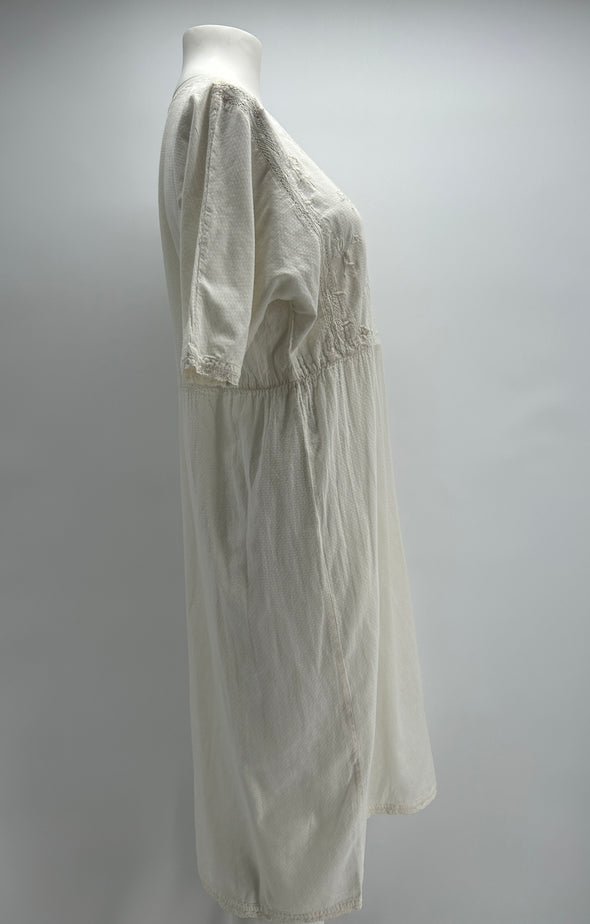 Robe blanche à broderies