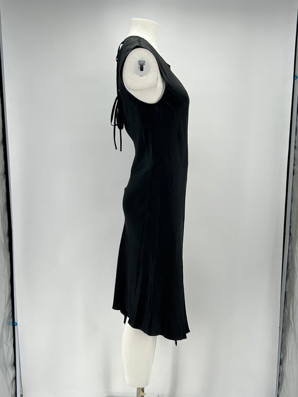 Robe satinée noire