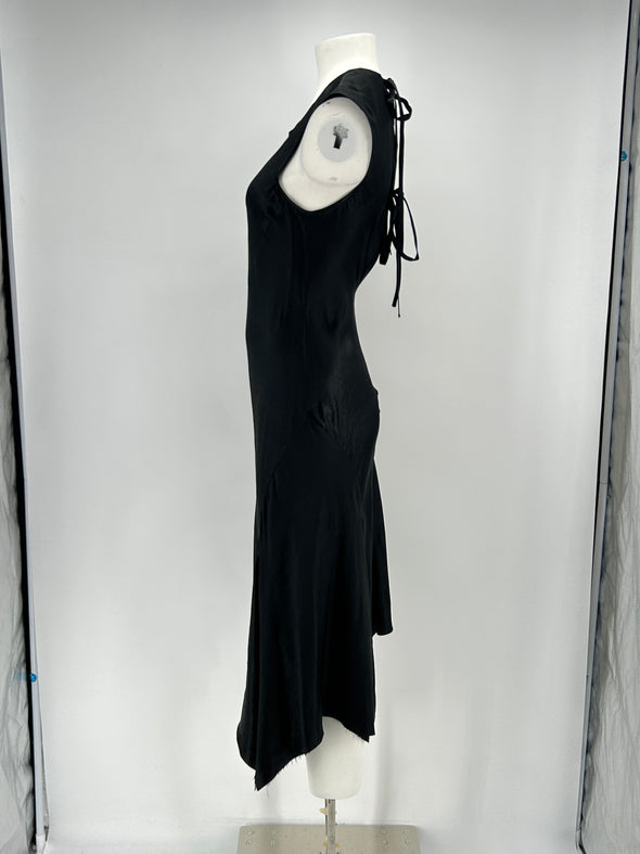 Robe satinée noire