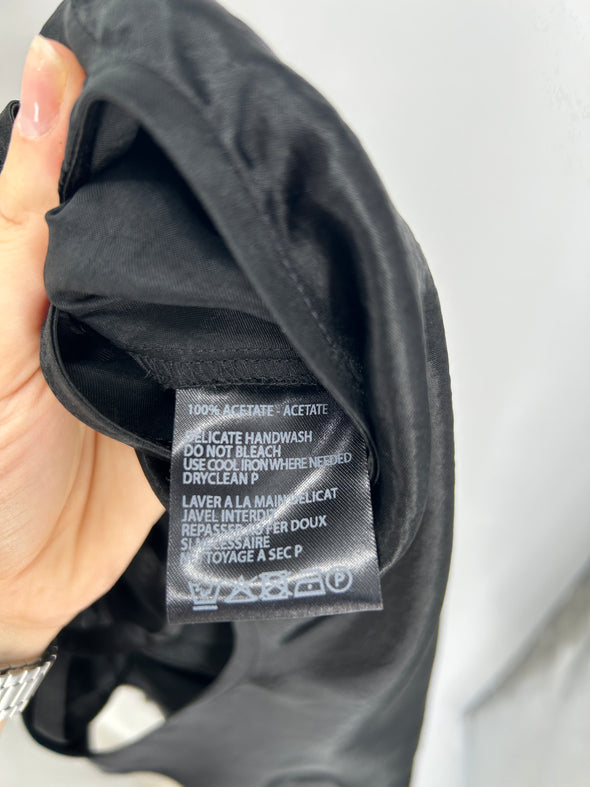 Robe satinée noire