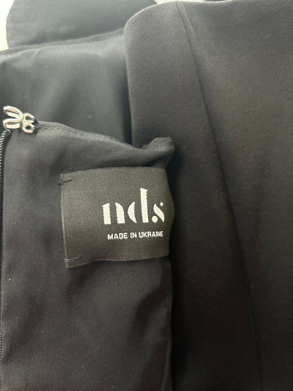 Robe noire courte à cœur en strass