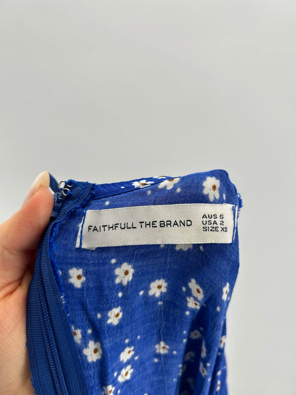 Robe bleue à motifs