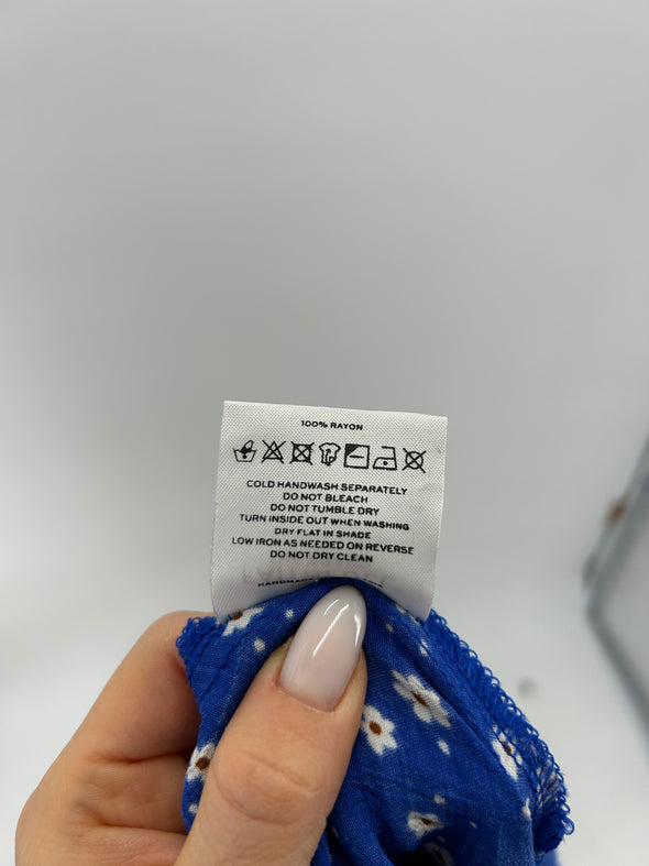 Robe bleue à motifs