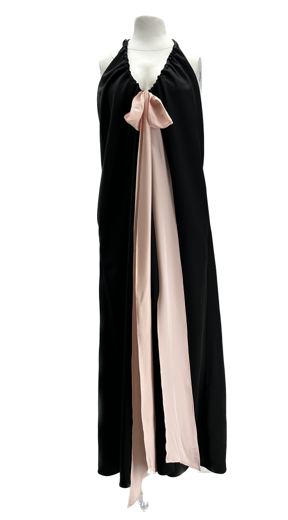 Robe noire en satin à ruban rose