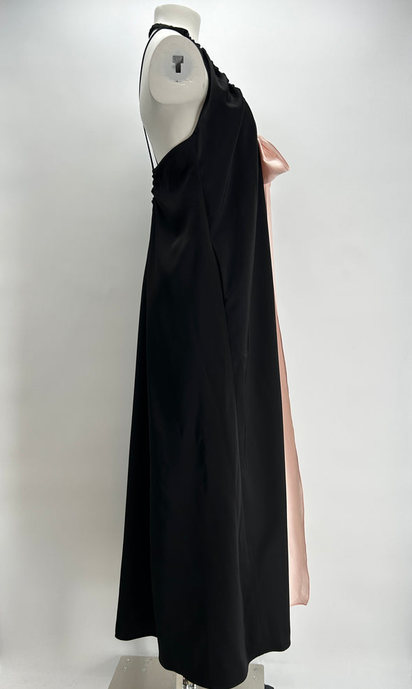 Robe noire en satin à ruban rose