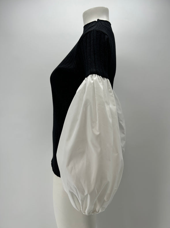 Top noir à manches bouffantes bi-matière