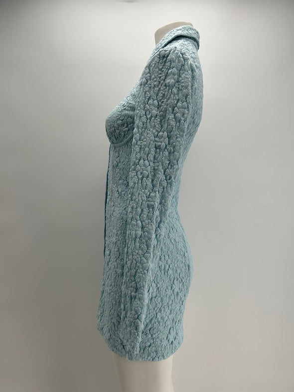 Robe bleue à dentelle fleurie