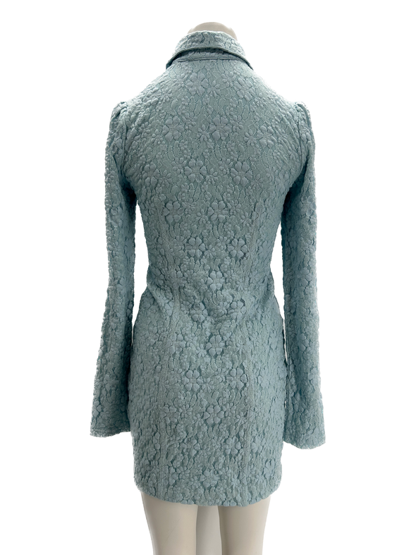 Robe bleue à dentelle fleurie