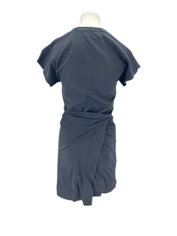 Robe noire ceinturée