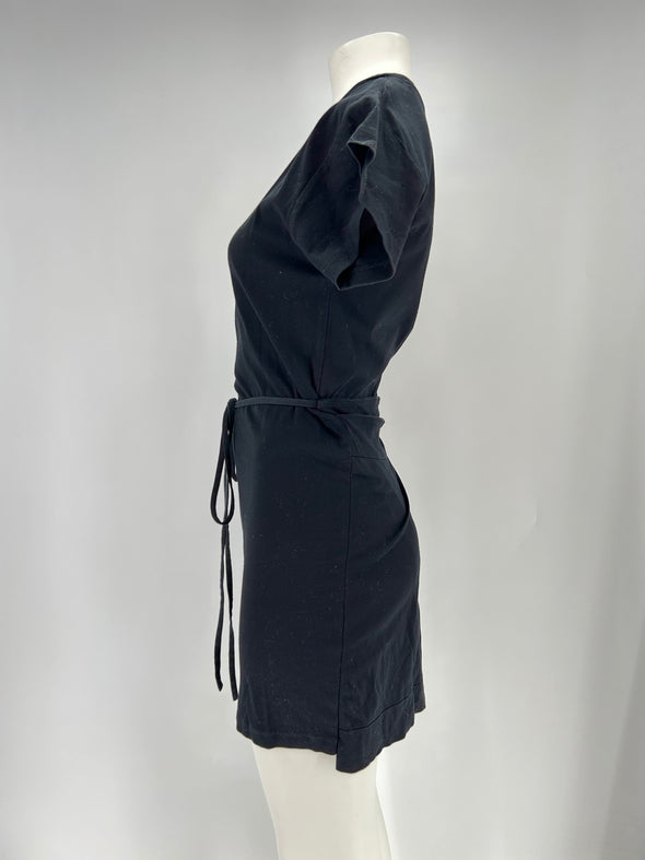 Robe noire ceinturée