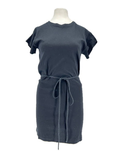 Robe noire ceinturée