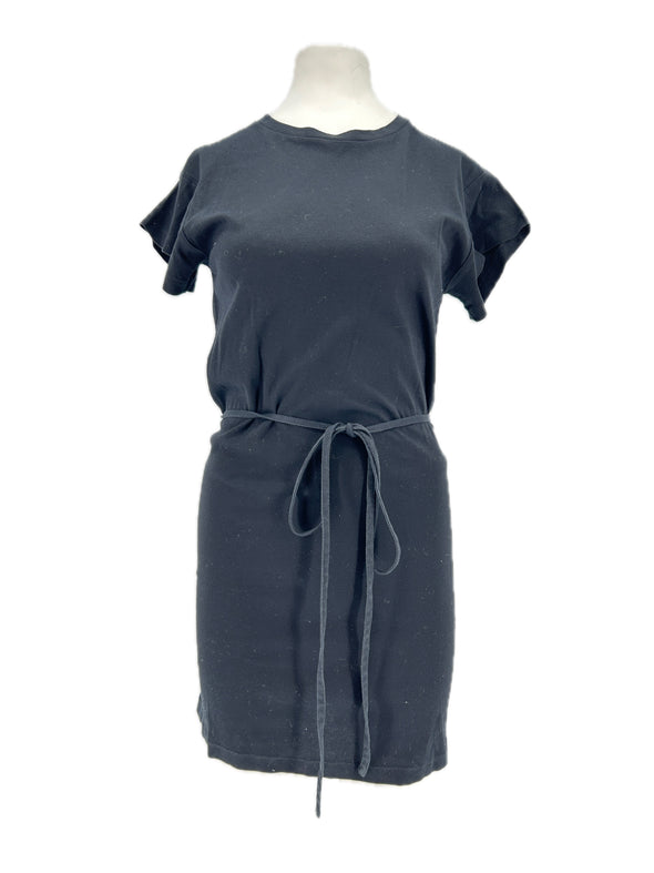 Robe noire ceinturée