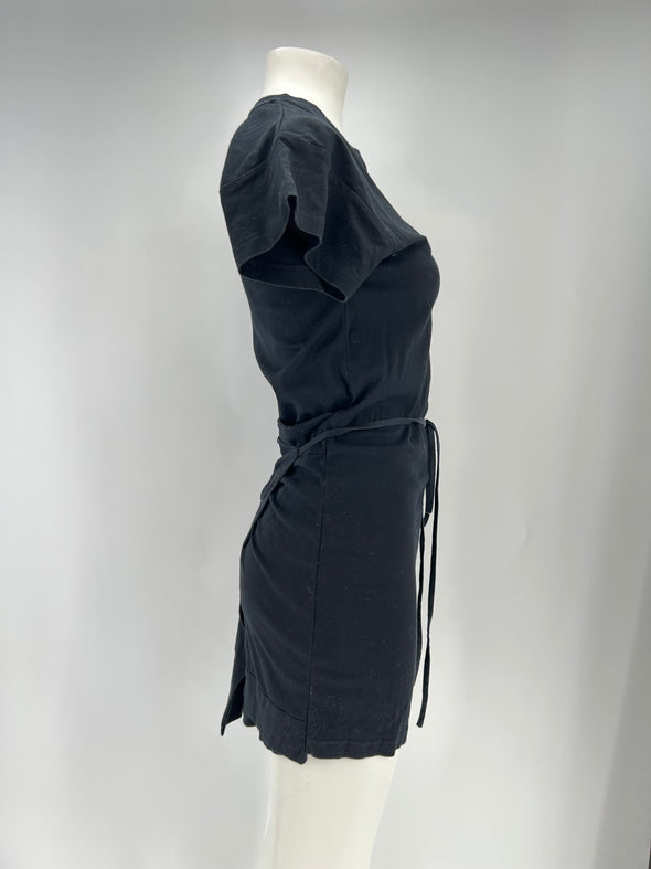 Robe noire ceinturée