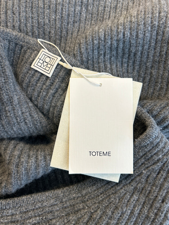 Pull côtelé gris avec écharpe