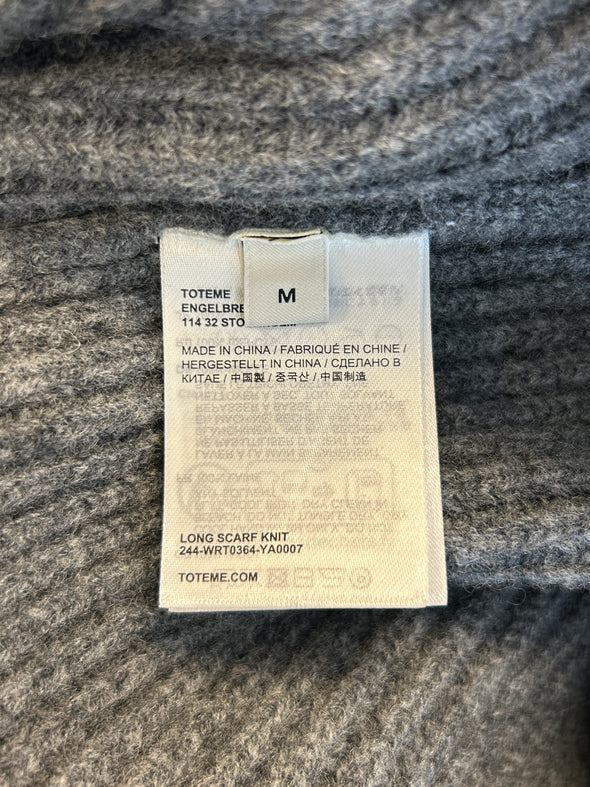 Pull côtelé gris avec écharpe