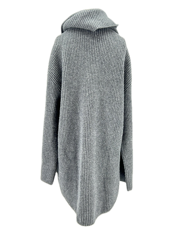 Pull côtelé gris avec écharpe